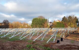 Hier zu sehen ist die Unterkonstruktion für das künftige Solarkollektorfeld.