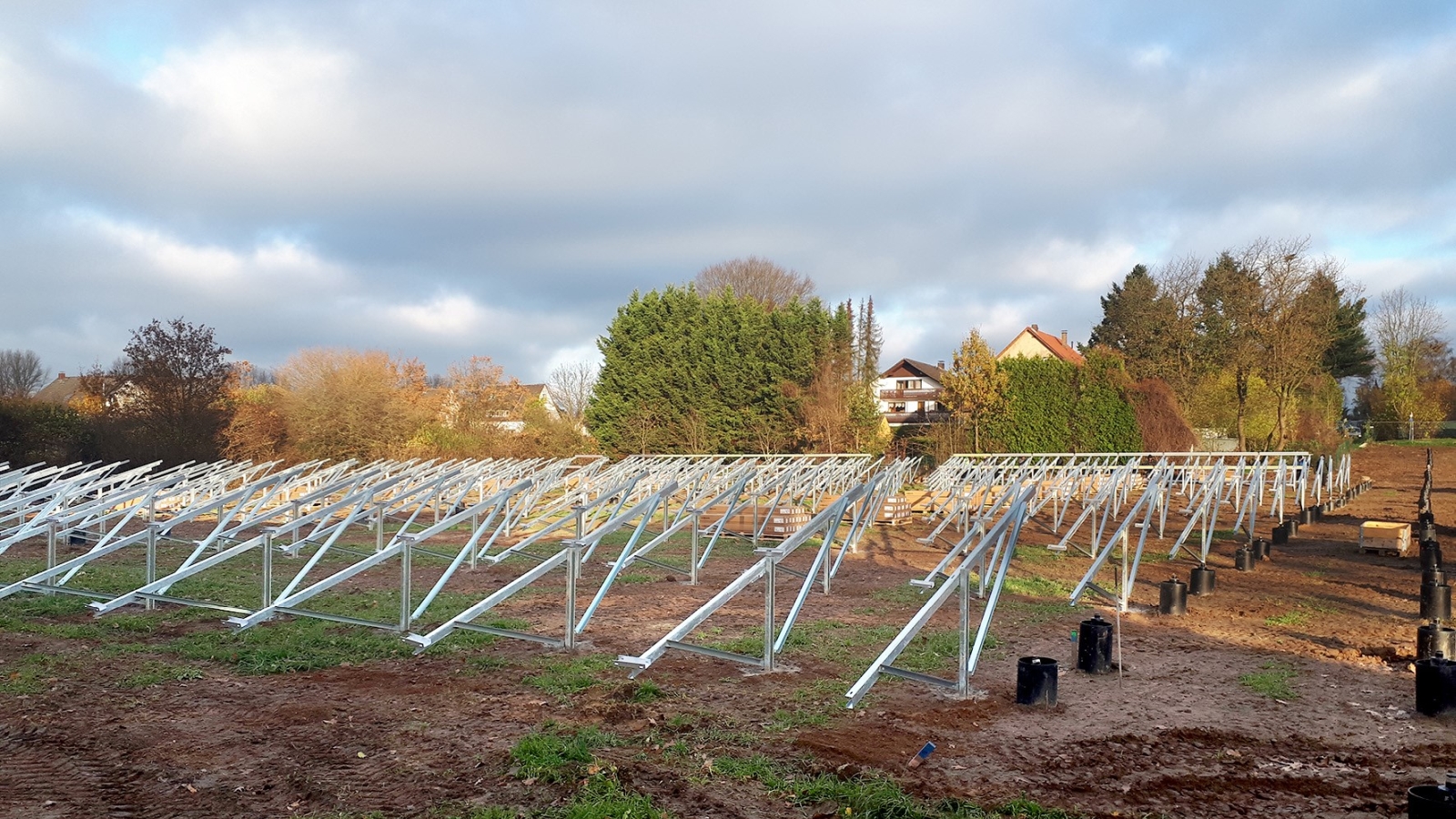 Hier zu sehen ist die Unterkonstruktion für das künftige Solarkollektorfeld.