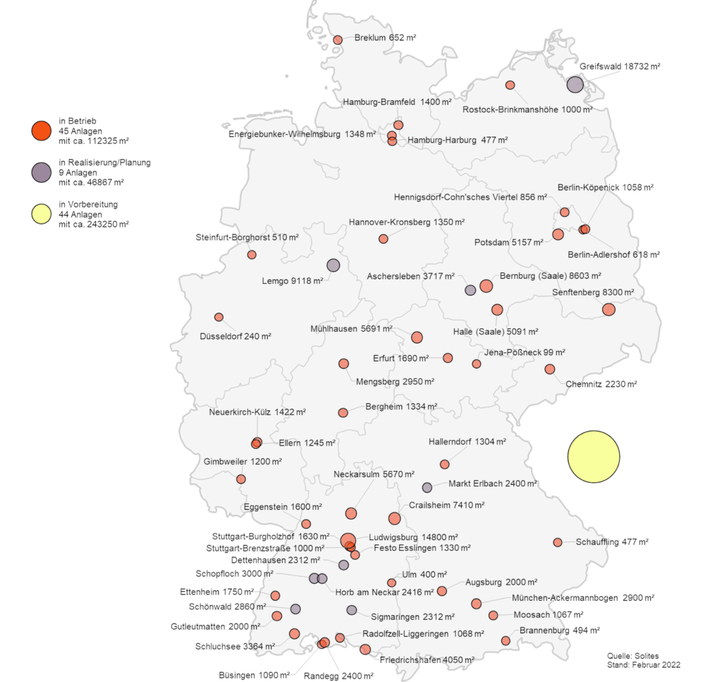 Übersichtskarte von bisher in Betrieb befindlichen solaren Wärmenetze in Deutschland. Zudem sind die Anlagen, welche sich aktuell im Bau und der Realisierung befinden abgebildet.