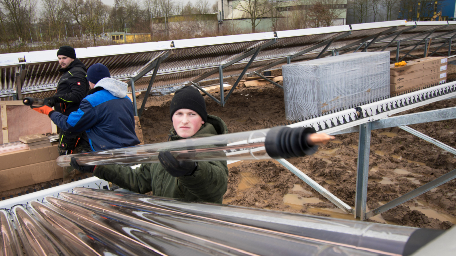 Zu sehen ist die Montage der Röhrenkollektoren in Lemgo