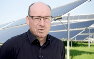 Bene Müller, Vorstand für Vertrieb und Marketing bei der solarcomplex AG in Süddeutschland, steht vor einem Solarkollektorfeld.