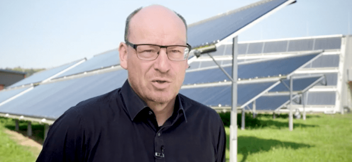 Bene Müller, Vorstand für Vertrieb und Marketing bei der solarcomplex AG in Süddeutschland, steht vor einem Solarkollektorfeld.